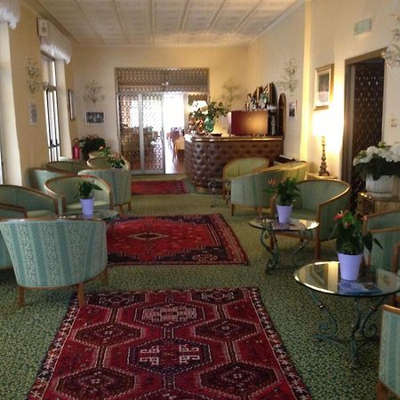 Hotel Diana Градо Екстер'єр фото