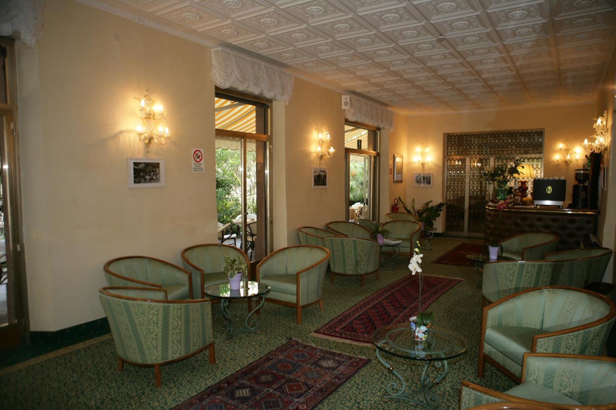 Hotel Diana Градо Екстер'єр фото
