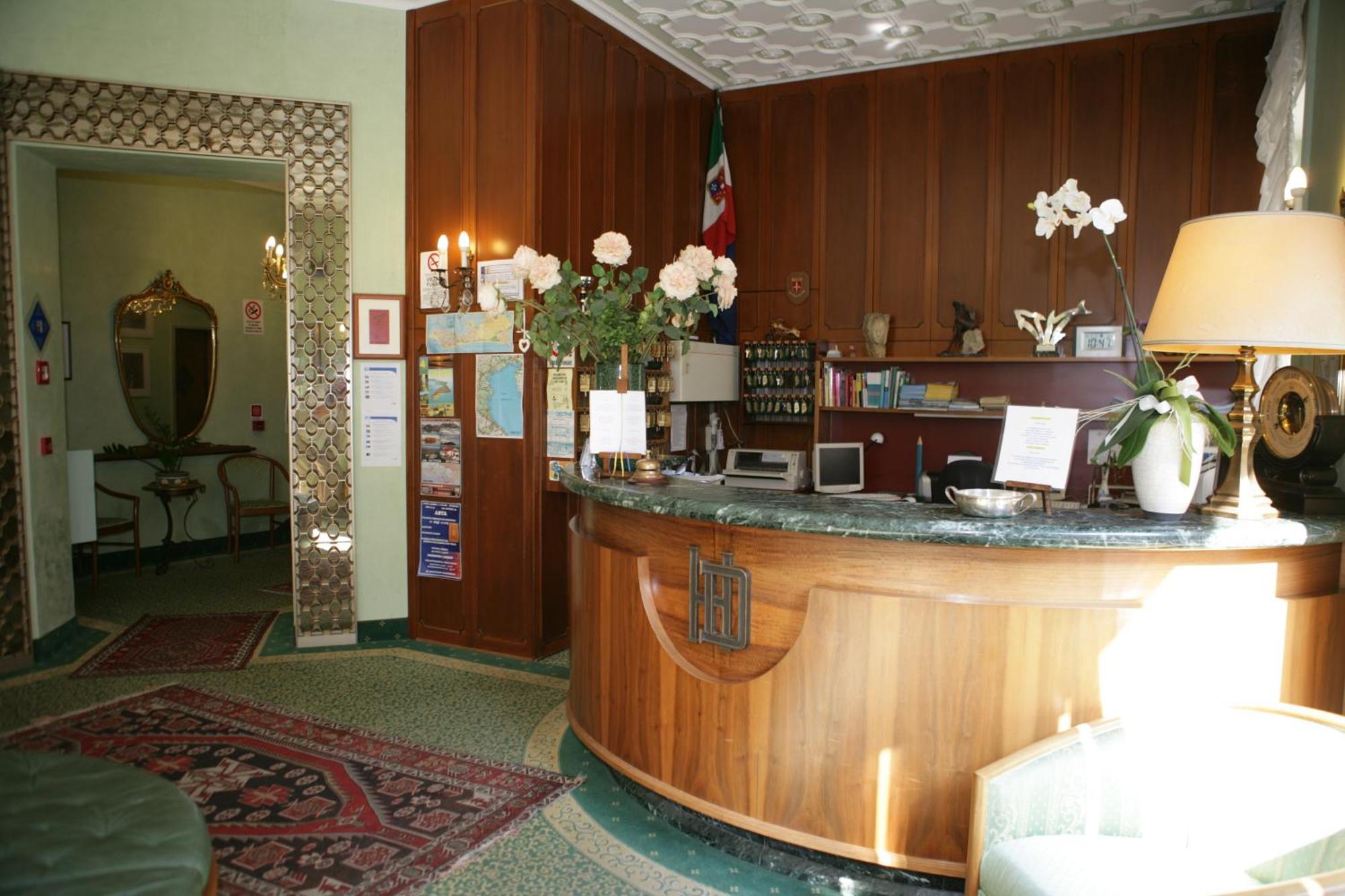 Hotel Diana Градо Екстер'єр фото