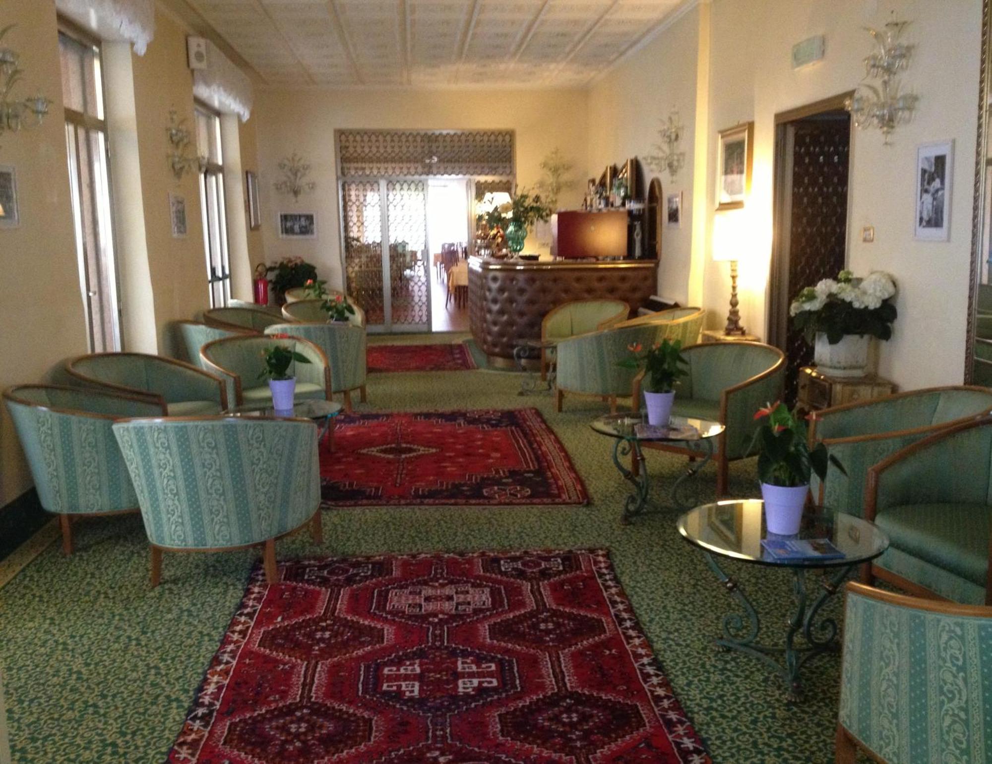 Hotel Diana Градо Екстер'єр фото