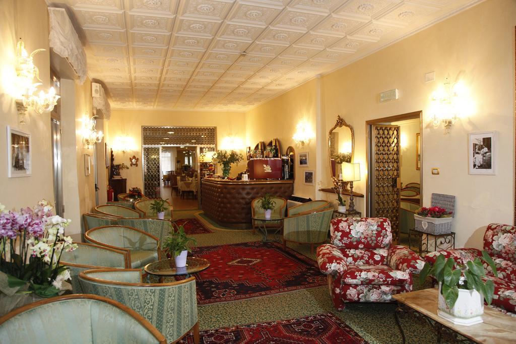 Hotel Diana Градо Екстер'єр фото