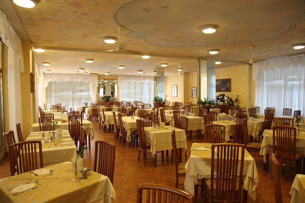 Hotel Diana Градо Екстер'єр фото