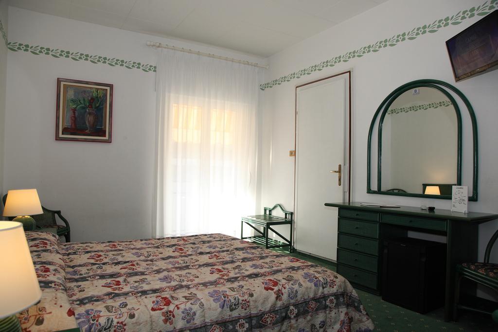 Hotel Diana Градо Екстер'єр фото