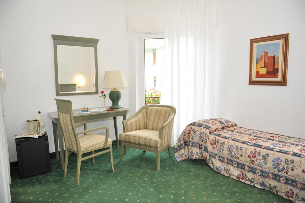 Hotel Diana Градо Екстер'єр фото